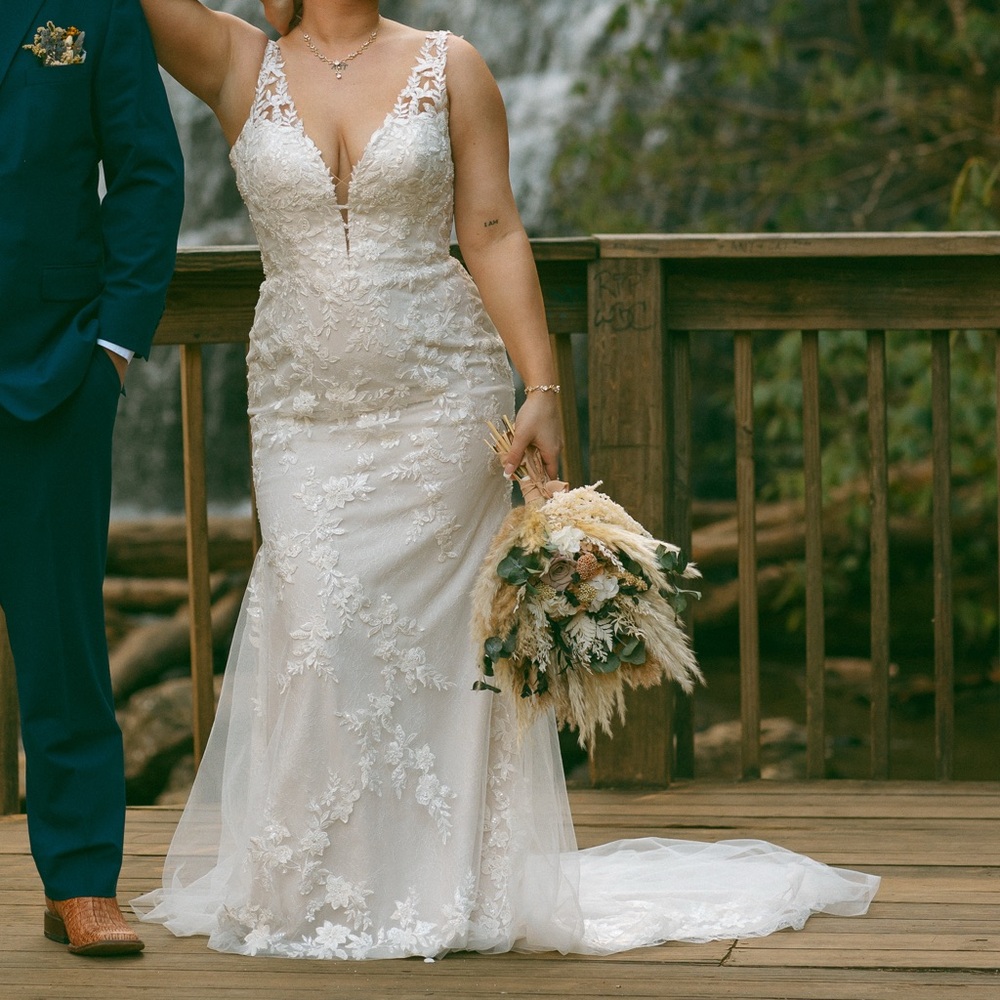 Elegant White Lace Mermaid Wedding Dress with Plunging V-Neck - Picture 4 of 7